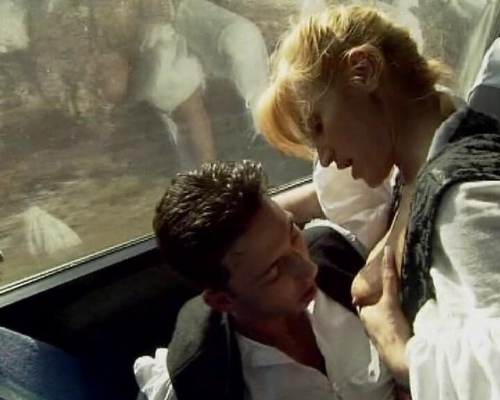 Videos Francaises: Cewek prancis ini dientot anal di dalam bus
