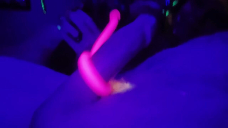 Yallternative Couple: 黑色的哥特风女孩与霓虹灯边缘大鸡巴与疯狂的按摩枪玩具得到巨大的射液