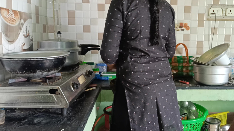 Palani69: Romansa hot ibu rumah tangga di dapur