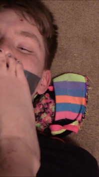 Nakukující přítel se proměnil v otroka páchnoucího nohama