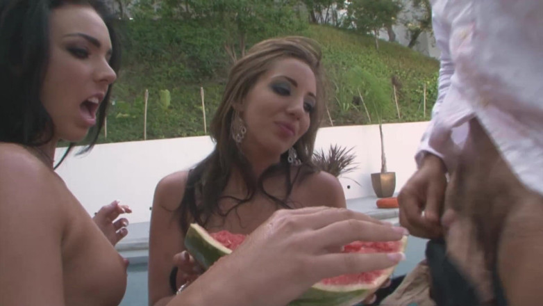 Rocco Siffredi porn: Havuzun yanında harika üçlü seks