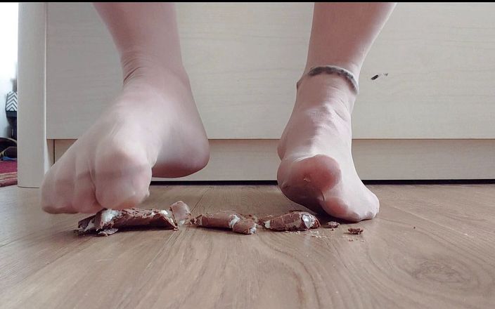 Carmen_Nylonjunge: I piedi in nylon si divertono con barre di cocco **...