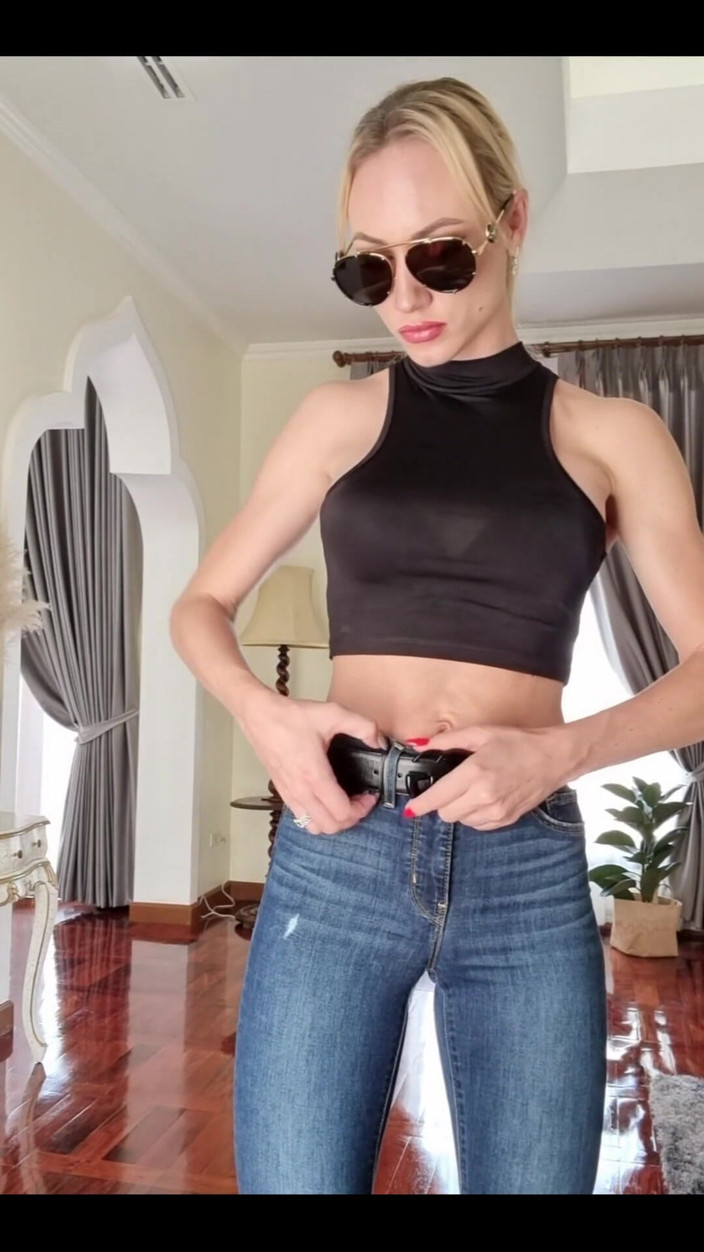 Angel The Dreamgirl: Vind je die strakke Levi's magere spijkerbroek op mijn kont,...