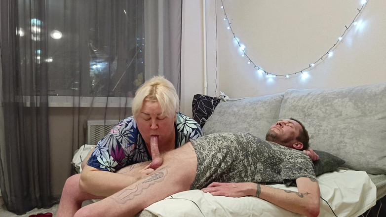 Zona901: Stiefmutter schluckt sperma nach tiefem blowjob