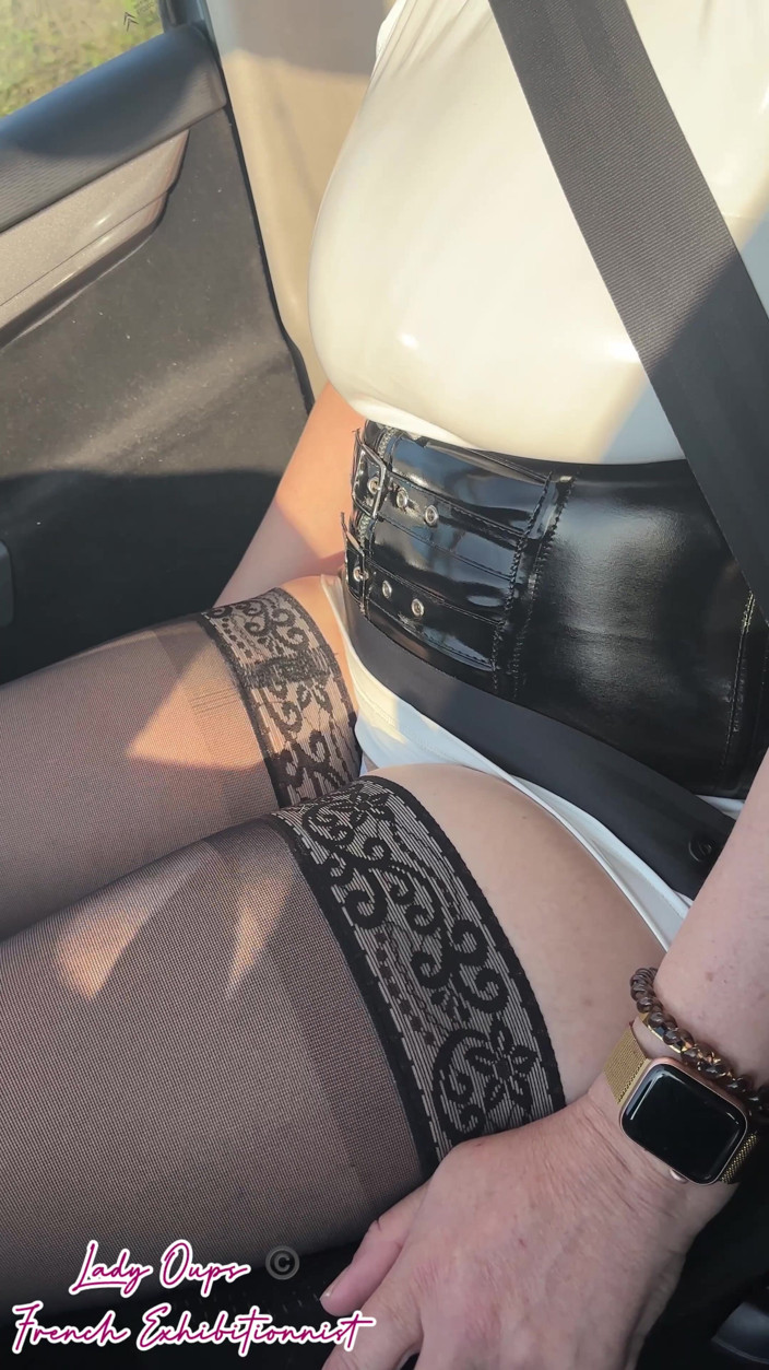 Lady Oups: Arabada Lateks Mini Elbise, Seksi Çoraplar Ve "fahişe" Kolye