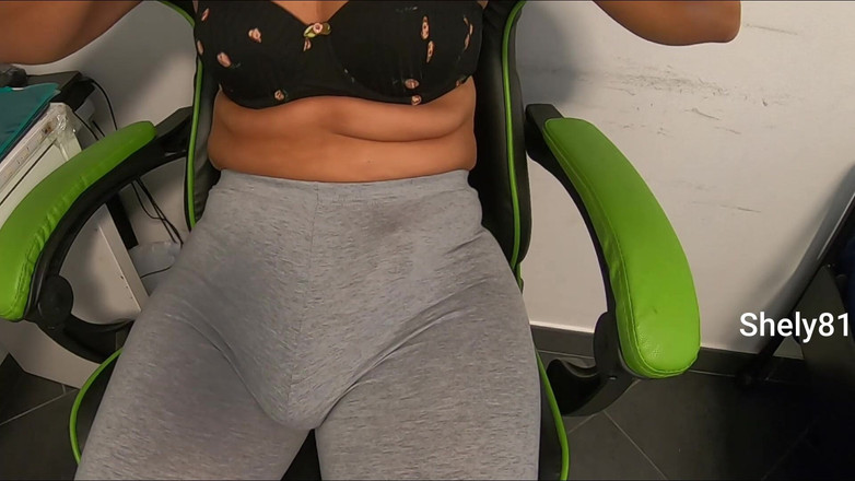 Shely81: 배다른 아들의 자지를 발견한 새엄마, 물 넣고 올 때까지 문지르는 흥분