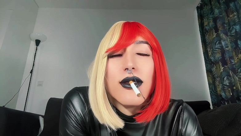 Viper Fierce: Vuil pratende mietje-hoer close-up rokend en lippenfetisj