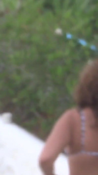 Ich komme sehr aufgeregt vom strand zurück und masturbiere, stiefsohn nimmt mich auf und wichst