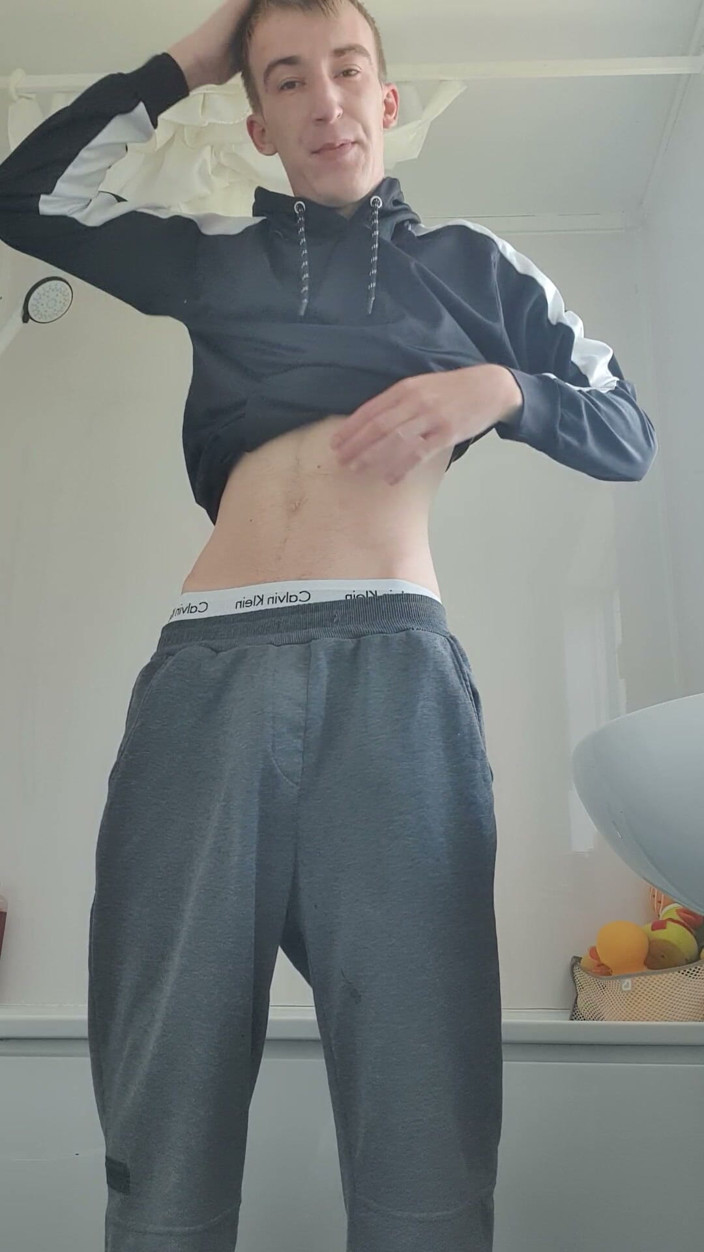 Adamross: 욕조에서 하드코어 근접 촬영 당하는 마른 소년