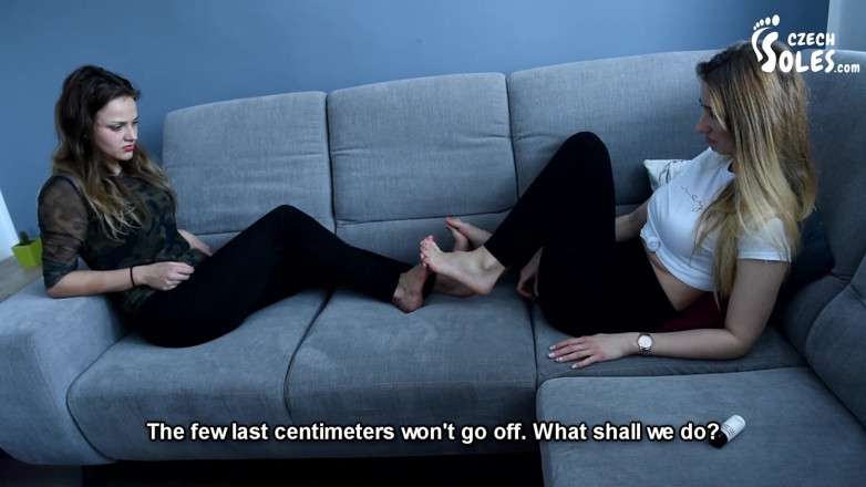 Czech Soles - foot fetish content: 2人の女の子がセクシーな素足をくっつけました!