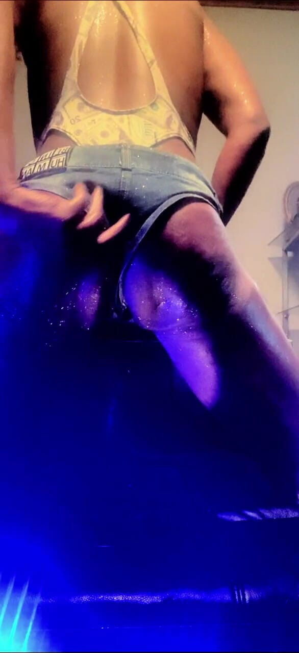 Perswayzion Xstacy: Memek cewek semok kulit hitam ini lagi asik di-anal habis-habisan...