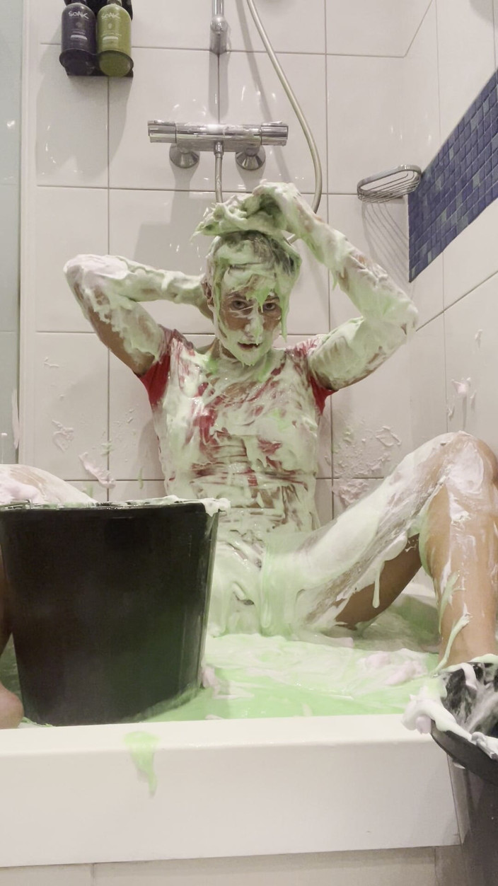 CALLIE ROKS: Рожеві пироги до обличчя і відра над моєю головою