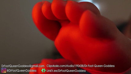 Dr. Foot Queen Goddess: Dessous de pieds bandés éclairés en rouge