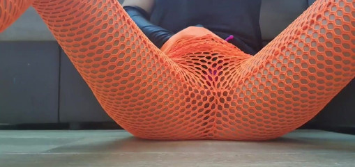Putana dreams: Hard masturbation in leggings. Teen squirting a lot