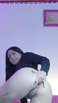 Linda Petite fica excitada enquanto enfia os dedos na bunda