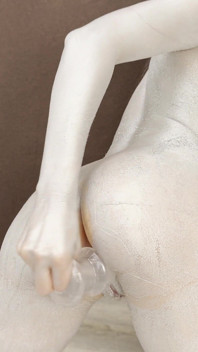 Une garce en body painting argenté baise son cul avec le poing et remplit le trou de lubrifiant
