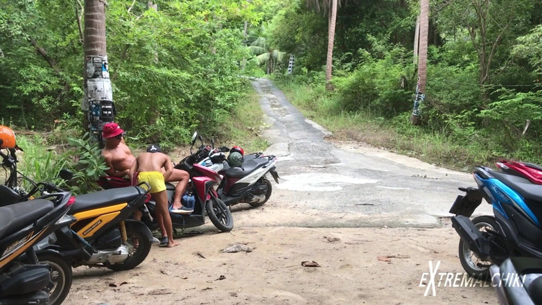 Extremalchiki: Kongkek twink di tempat letak kereta luar