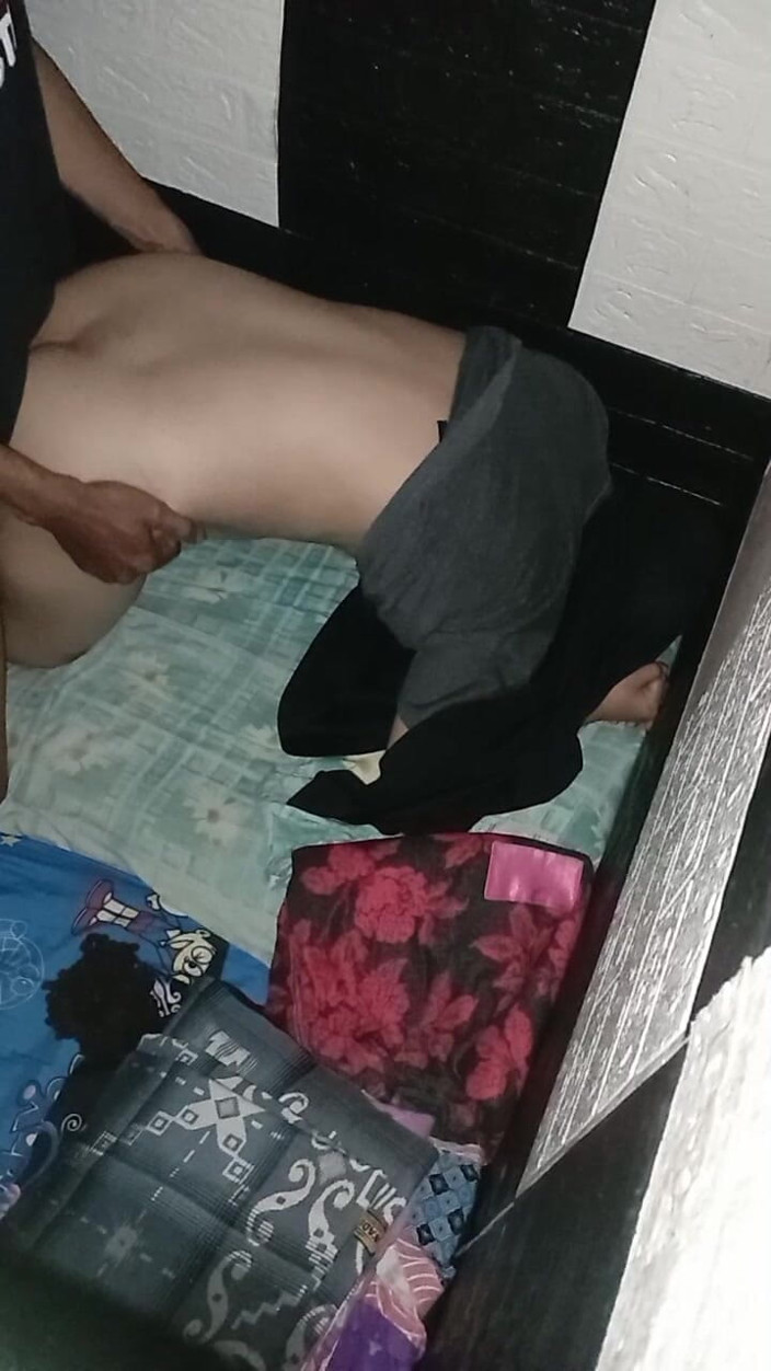 Famly sex: The Ass of a Hijab Asian Woman She Screams and...
