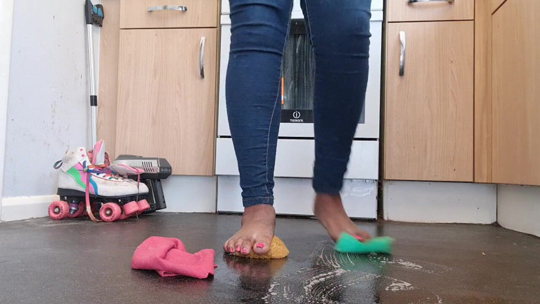 Simp to my ebony feet: Прибирання підлоги з брудними ногами
