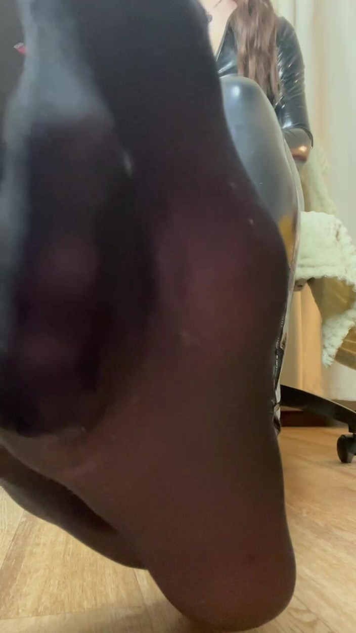 Skinny_lady69: 清洁我的尼龙鞋底