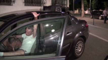 Gaybareback: Suce Jonathan dans sa voiture