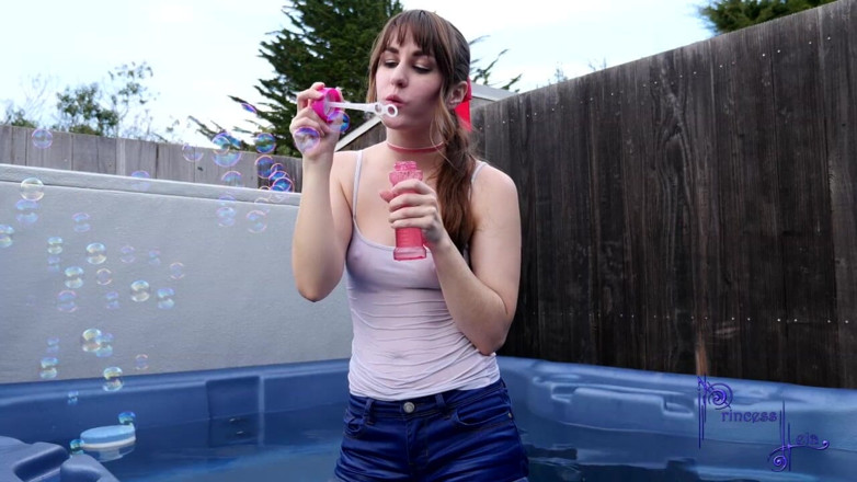 Princess Leia: Babysitter blows bubbles