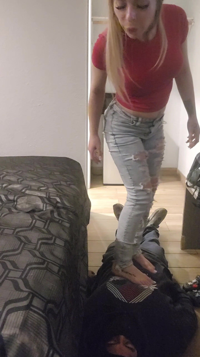 Adriano22: Ayak aşağılaması