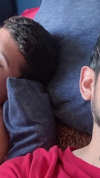 Markus chillet mit sexy körper in meinem bett