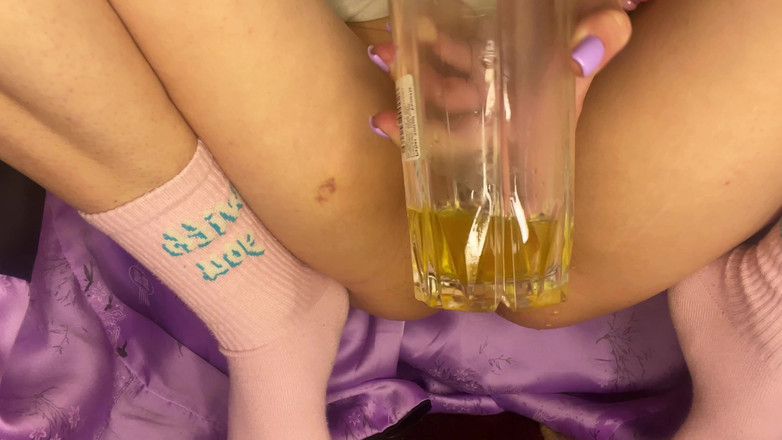 Eva Deva: Eva Divas Kencing Dalam Kaca