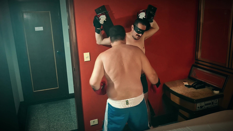 Combat and fetish: X Dominans: björnboxning vs jobber
