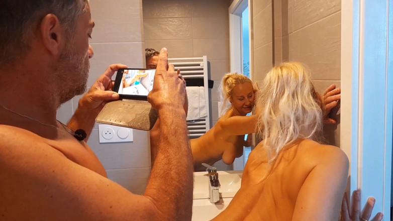 Selena701: Il sesso mattutino di selena in bagno