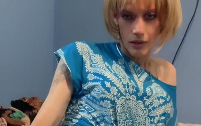 Lisa Luvly: Sexy krátkovlasá blondýnka