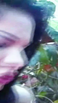 Ladyboy pieprzy nowego chłopaka na zewnątrz po raz pierwszy anal