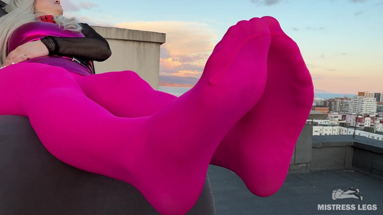 Mistress Legs: Taquinage en nylon rose sur le toit au coucher du...