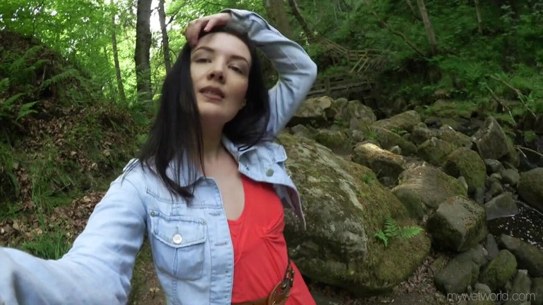 Faye Taylor: Otevřené nohy v proudu