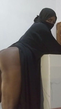 나는 모스크에서 나오는 히잡을 쓴 무슬림 창녀를 따먹는 것을 좋아했다.