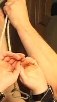 Przykuta dojrzała brunetka MILF znosi ciężary sutków i klapsy