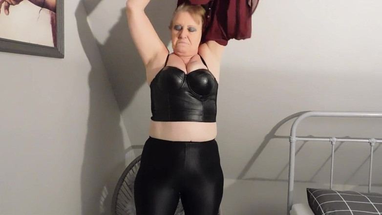 Nylon Ann: Blowjob mit leggings und leder-bh