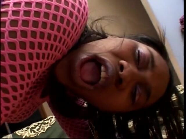 Cumming Soon: Une black en résille se fait raser la chatte avant...