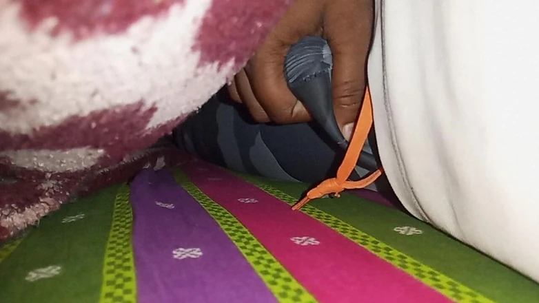 Sweet Indian cock: Ich habe Bhabhis Rock und bluse entfernt und sie gefickt