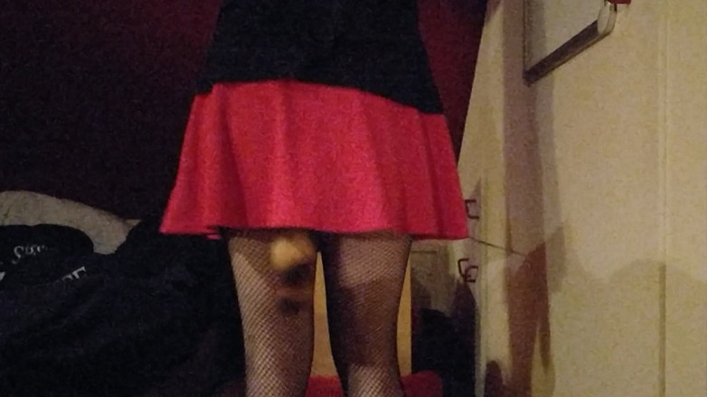 Joslin: Sissy joslin balla con un plug anale a coda