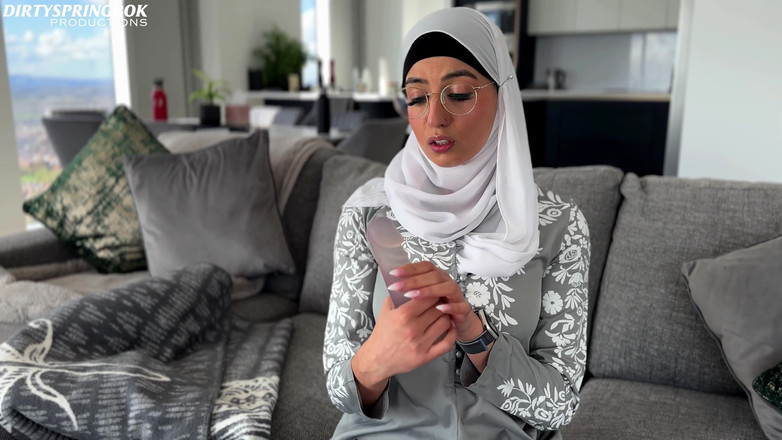 Aaliyah Yasin: Niewinna pokojówka Aaliyah Yasin odkrywa zabawki erotyczne