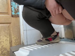 SoloRussianMom: Straszna publiczna toaleta, szybkie sikanie i kolejka przed drzwiami