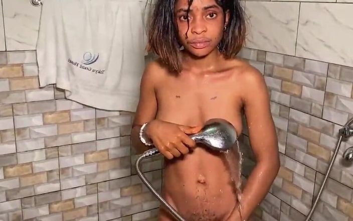 Castedraw girls: Zwart meisje praat na het douchen