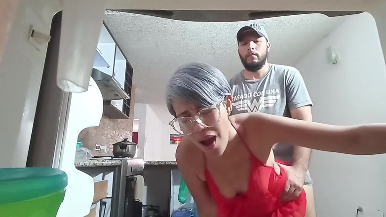 Swingersamateur40: Aku pergi ke dapur dan dia masukin kontolnya sampai kering.