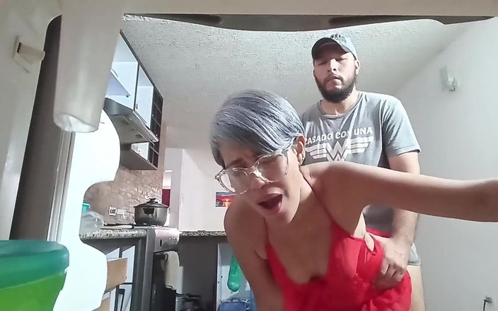Swingersamateur40: Mutfağa gittim ve yarağını tamamen soktu.