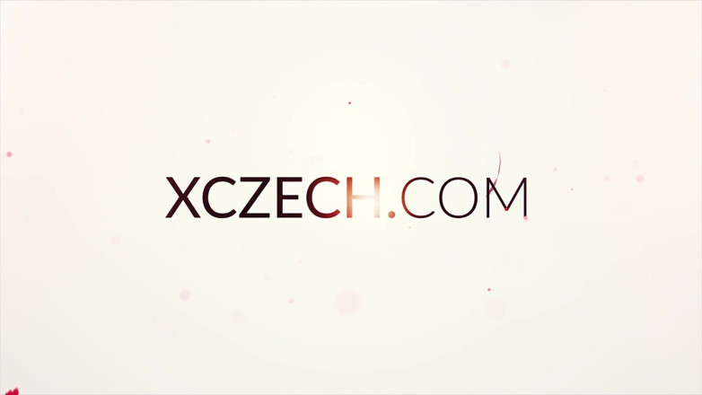 XCZECH: Daphne Angel - справжня Венера показує кицьку на відкритому повітрі