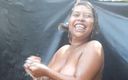 Conni: Assistindo uma mulher grávida tomando banho