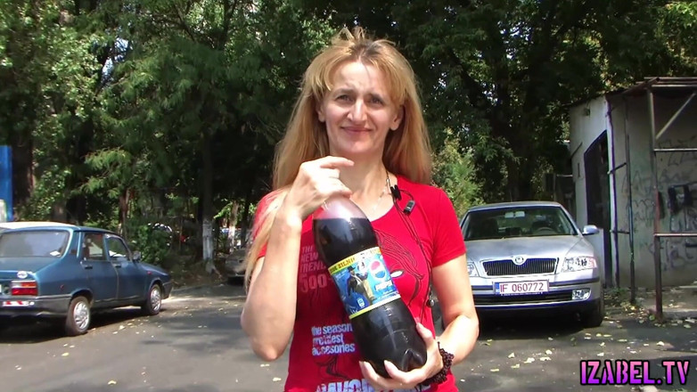 Izabel tv: Une femme mature montre ses seins dans la nature