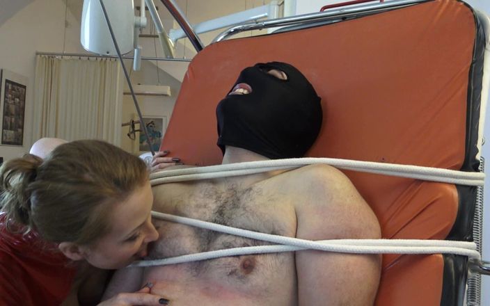 Femdom Austria: Ben onu sözlü olarak aşağılarken ro sopa ve ağzına tükürüyor
